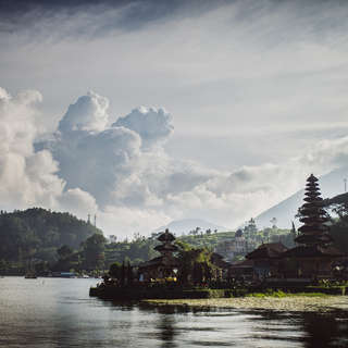 Храм на озере Братан, Бали