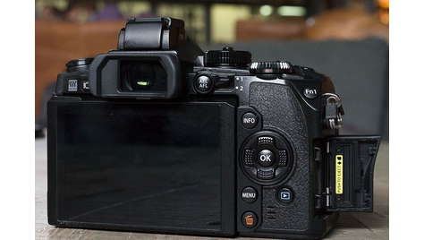 Беззеркальный фотоаппарат Olympus OM-D E-M 1 Kit (с объективом 12–50)