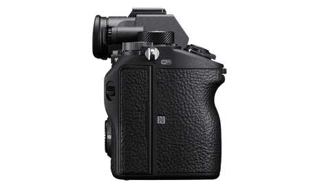 Беззеркальная камера Sony Alpha 7R III Body (ILCE-7RM3)