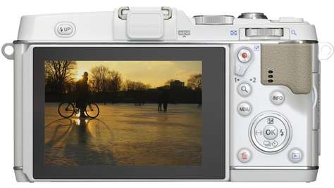 Беззеркальный фотоаппарат Olympus PEN E-PL5 с объективами 14–42 и 15 мм 1:8,0 белый