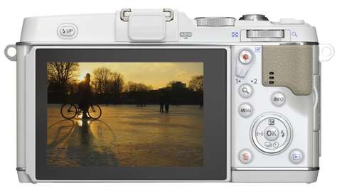 Беззеркальный фотоаппарат Olympus PEN E-P5 с объективом 14–42 белый