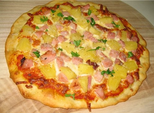 Гавайская пицца с ананасами и курицей
