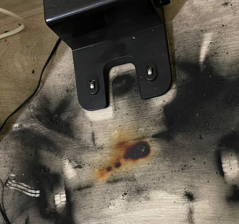 Ready2robot blast radius. Пылесос горит. Взорвался робот. Взорвался робот пылесос. Робот пылесос загорелся.