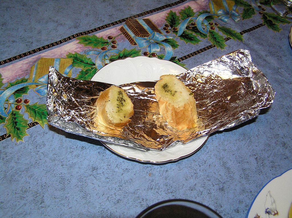 Фаршированный батон с рыбой и яйцами