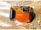 Компактный фотоаппарат LUMIX DMC-FT5 (TS5): защищенный от пыли корпус может погружаться на глубину 13 метров, может падать с высоты 2 метра и снимать при -10 °С