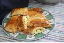 Слоеные пирожки с луком