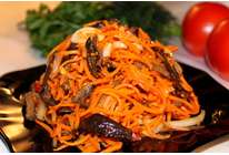 Рыба под морковью и чесноком: красота и пикантность