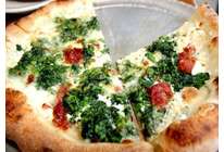 Пицца с творогом и помидорами