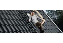 VELUX представляет оптимальное решение для технического обслуживания кровли — мансардные окна для выхода на крышу