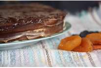 Шоколадный торт с сухофруктами