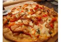 Пицца с ветчиной и яблоками