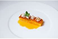 Кекс из поленты с меренгой, ромом и апельсиновым соусом
