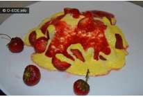 Мусс из творога с соусом из клубники и базилика