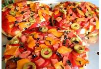 Пицца с копченой колбасой