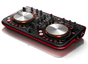 Консоль Pioneer DDJ-WeGO: диджей работает с ноутбука