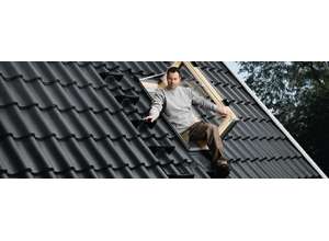 VELUX представляет оптимальное решение для технического обслуживания кровли — мансардные окна для выхода на крышу