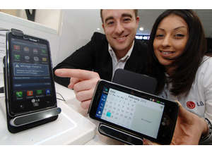 Беспроводное зарядное устройство LG: посмотрел, полистал и зарядился