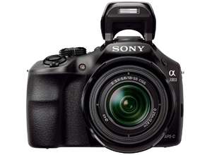Зеркальная фотокамера Sony A3000 удобно лежит в руке и снабжена множеством кнопок для творческой съемки