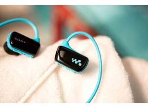 Бегайте, плавайте, занимайтесь в тренажерном зале — ведите активный образ жизни с новым водонепроницаемым плеером Sony Walkman W273