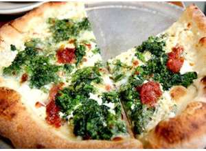 Пицца с творогом и помидорами