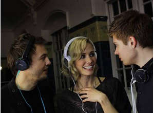 Законодатели уличного стиля: модные и яркие наушники Sony MDR V55 и MDR ZX600