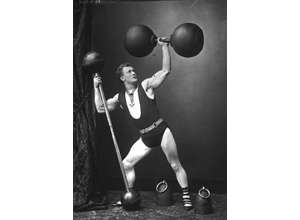 Упал - отжался, пошел на выставку. Акция к 23 февраля в Галерее Классической фотографии