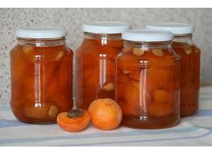 Абрикосовое варенье-пятиминутка с миндалем