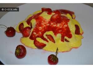 Мусс из творога с соусом из клубники и базилика