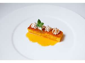 Кекс из поленты с меренгой, ромом и апельсиновым соусом