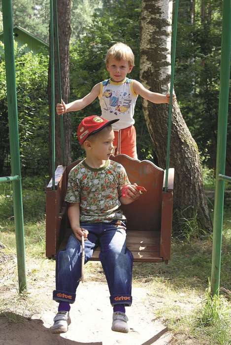 Дети на качелях