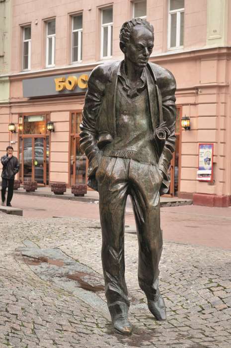 Памятник Булату Окуджава