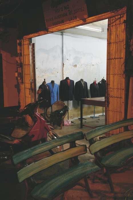 Лавочка портного на ночной улочке Вьентьяна в Лаосе