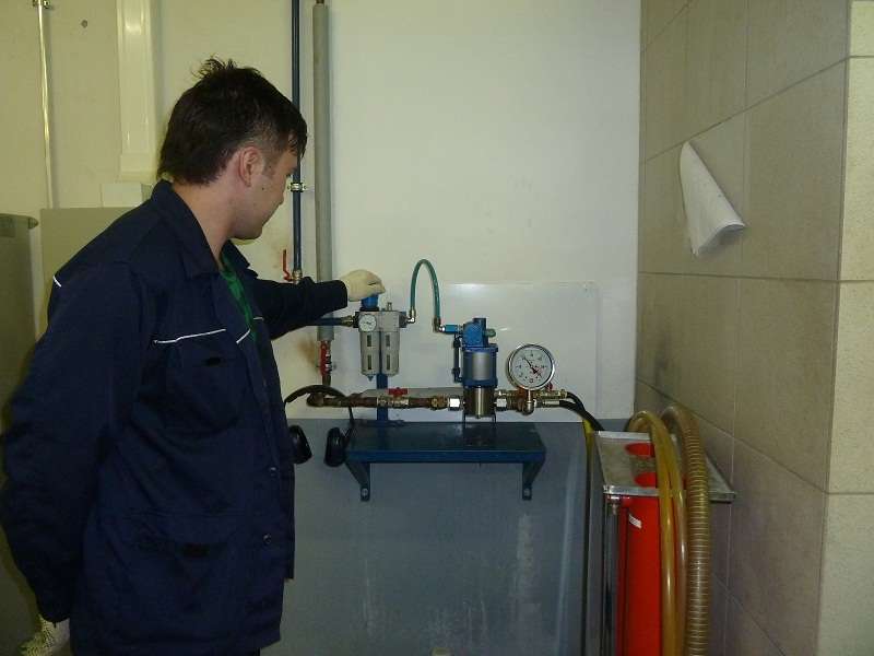 На заводе Аристон проводится испытание продукции на прочность