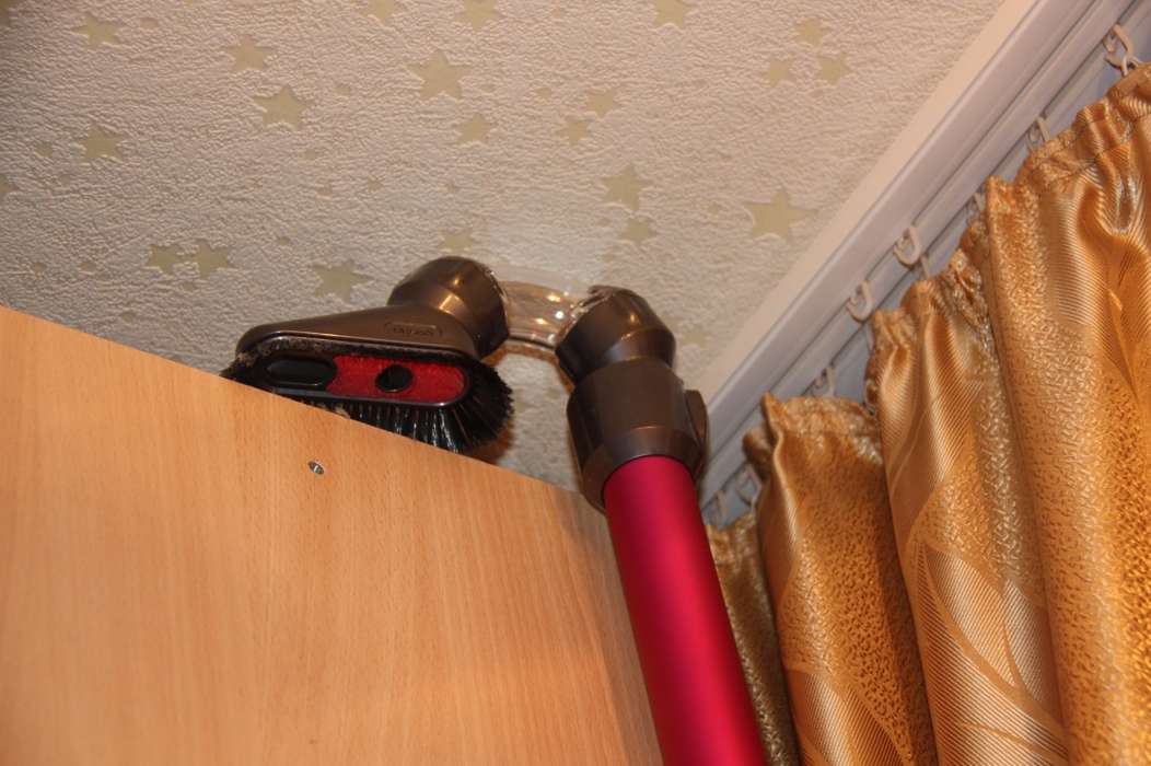 Беспроводноой пылесос DYSON Digital Slim DC45 Up Top - на шкафу