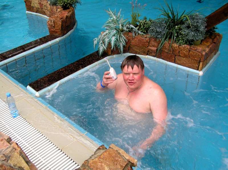 Радионяня Philips-Avent SBC 470 в бассейне с папой