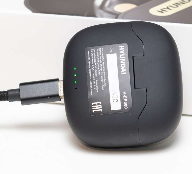 HYUNDAI H-EP300 на уши