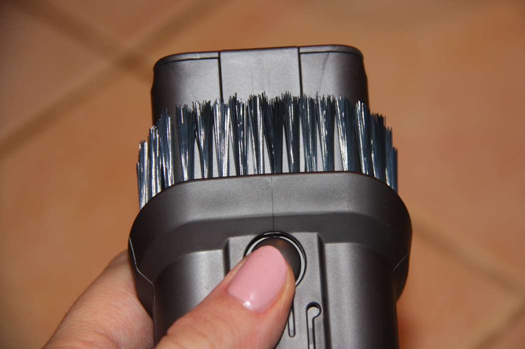 Беспроводноой пылесос DYSON Digital Slim DC45 Up Top - уборка щетиной