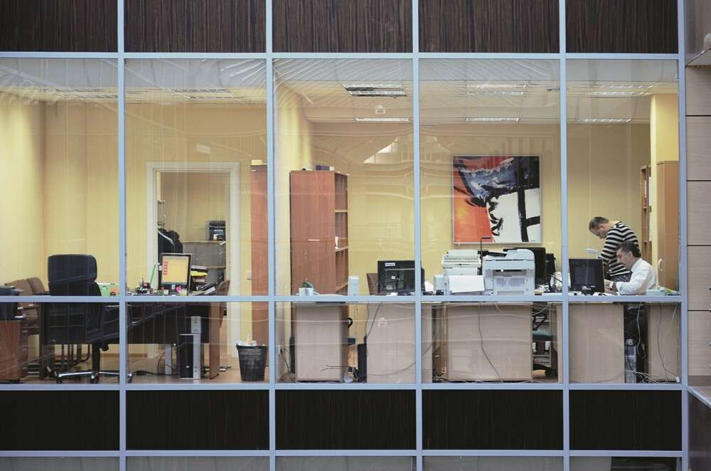 В офисе