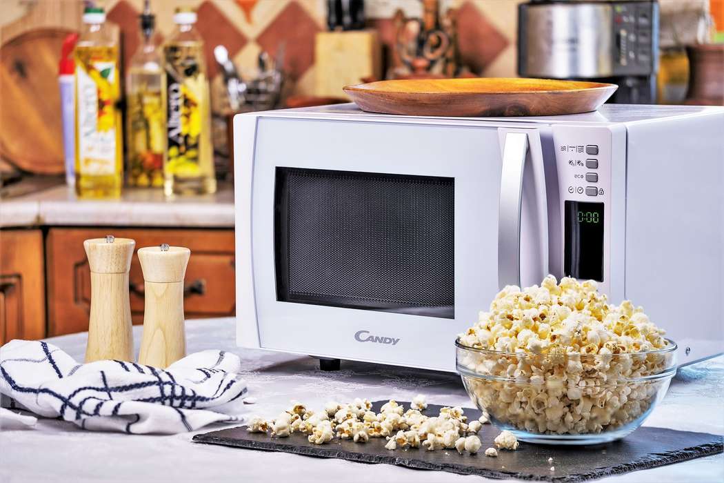 Candy СMXG22DW готовит попкорн