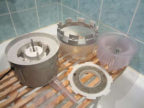 Фото 7. Воздухоочиститель в разобранном состоянии. На фильтре можно заметить тёмные пятна. Таким кольцом Саурон был бы недоволен!