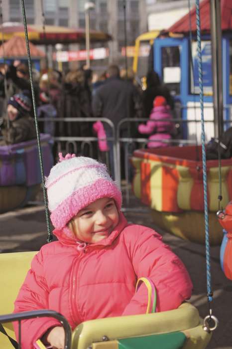 Дети на карусели