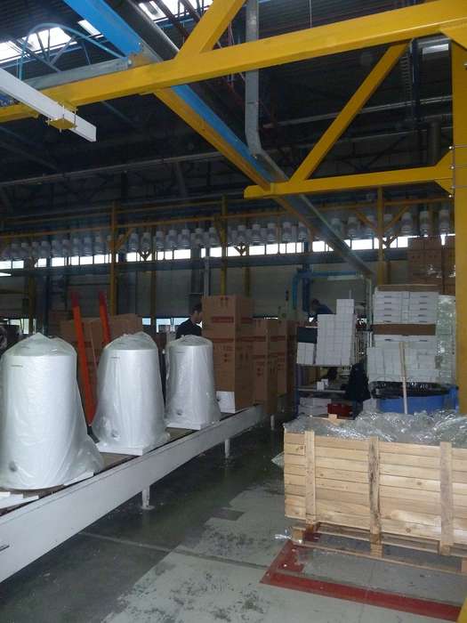 На заводе Аристон идет упаковка продукции