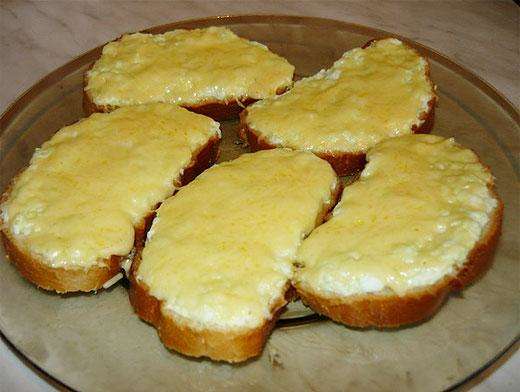 Горячие бутерброды с яйцом и сыром на сковороде - рецепт с фото
