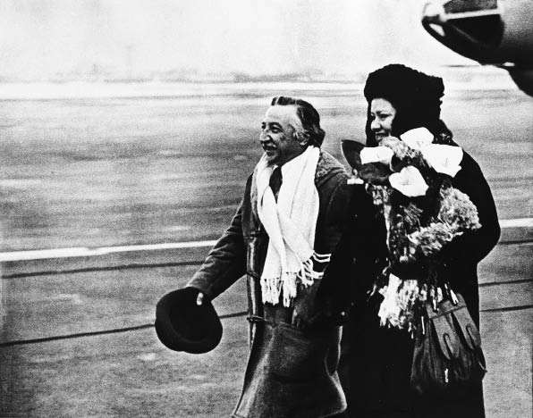 Луис Корвалан на Московской земле. Москва, Внуково-2. Декабрь 1976. Фото: Александр Абаза. 