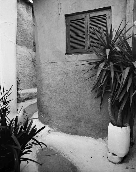 Фактурные стены афинских районов старой застройки