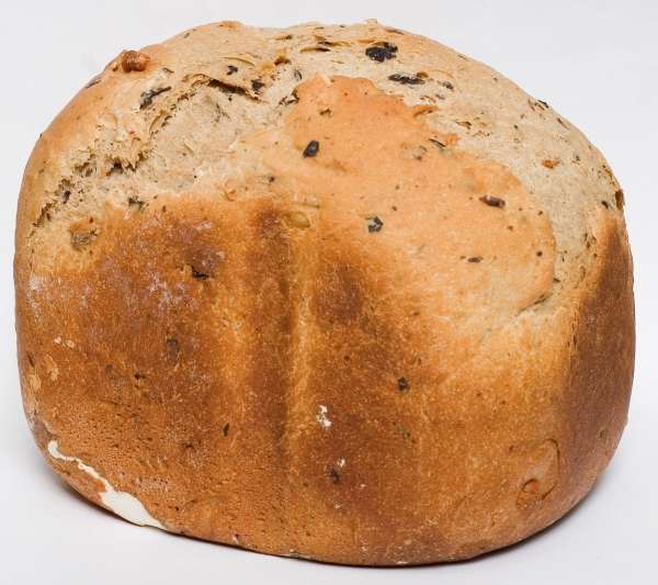 Сдобный белый хлеб с изюмом в роме