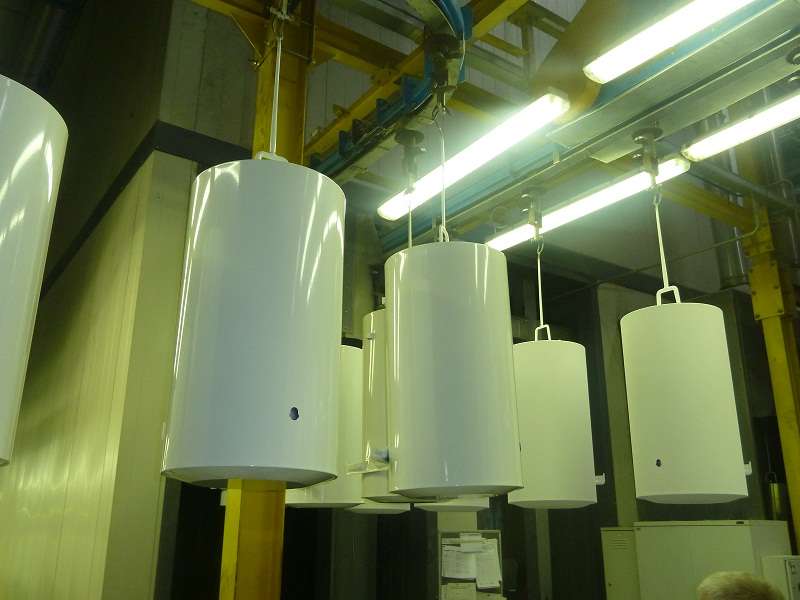 Завод Аристон: баки в белом