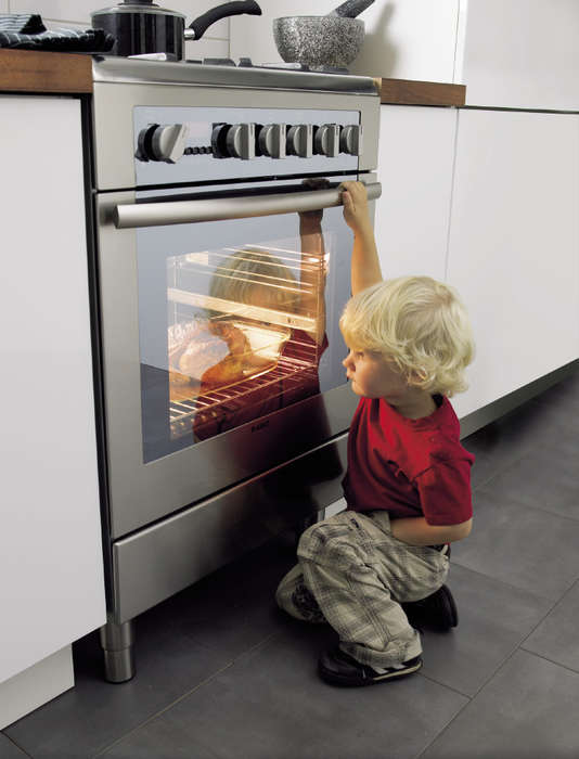 Мальчик у плиты