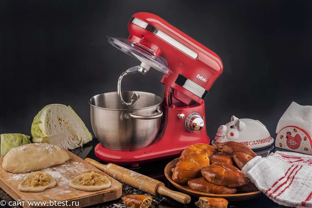 миксер BBK KBM1040 с пирогами