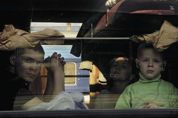 Люди в окне вагона